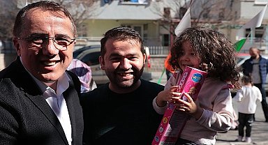 AK Parti Nevşehir Belediye Başkan Adayı Dr. Mehmet Savran, 2000 Evler Mahallesi ve Mehmet Akif Ersoy Mahallesi'nde işyeri açılışlarına katıldı