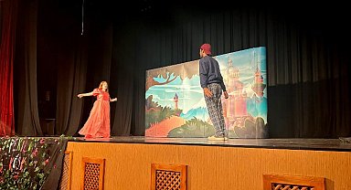 AKM'de 'Taht Oyunları' kahkahaya boğdu