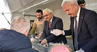 Aslantaş önce lokma, sonra deprem kitabı dağıttı