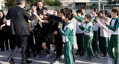 Bakan Tekin İzmir'de okul ziyaretleirnde