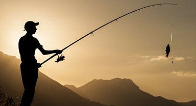 Balık tutarken düşüp yaralandı