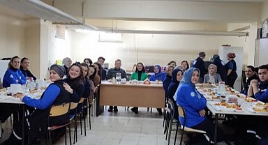 Başkan Tekin fabrika personeli ile kahvaltıda buluştu