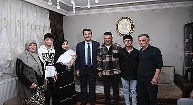 Bebeğin kulağına ilk ezanı Başkan Dündar okudu