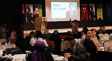 Beylikdüzü Belediye Başkanı Mehmet Murat Çalık, Kadın ve Aile Hizmetleri Müdürlüğü tarafından düzenlenen kahvaltıda ailelerle buluştu