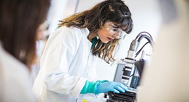 'Bilimde Kadın' burs programı, dünya standartlarında eğitimin kapılarını açıyor