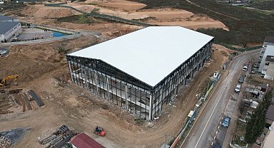 Çayırova'da kapalı spor salonunun çatısı şekillendi