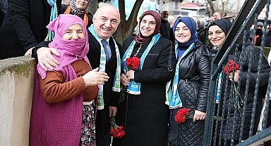 Darıca Belediye Başkanı ve Cumhur İttifakı Darıca Belediye Başkan Adayı Muzaffer Bıyık, Kazım Karabekir Mahallesi'nde sokak sokak vatandaşlara karanfil dağıtıp hasbihal etti