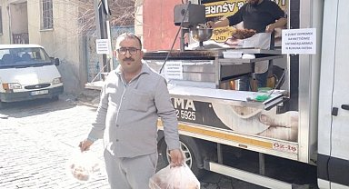 Depremzede esnaf "Bu gün kapalıyız" diyerek lokma dağıttı