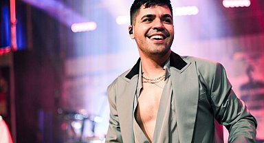 Emir Can İğrek'i Başak Dizer giydiriyor