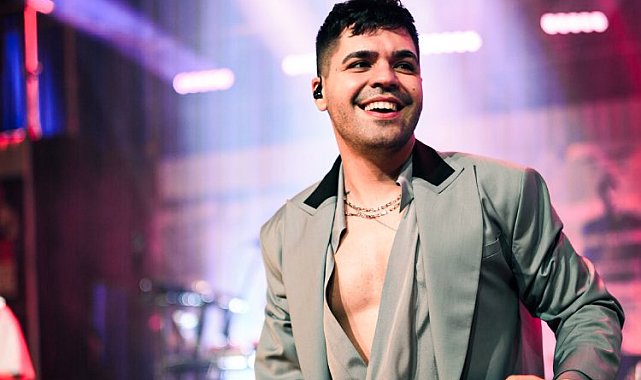 Emir Can İğrek'i Başak Dizer giydiriyor