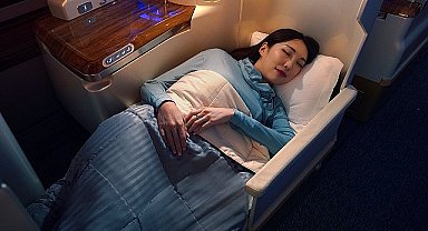 Emirates, Business Class yolcularını uzun uçuşlarda daha rahat ettirecek yeni uçak içi kıyafet setini tanıttı