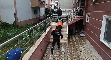 Gölcük Belediyesi atık toplama ekibi, Piyalepaşa Mahallesi'nde çalışma yaptıkları sırada kendilerine sevgi dolu cümlelerle el sallayan minik kardeşleri ziyaret ederek sürpriz yaptılar