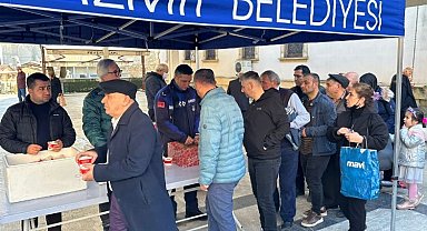 İzmit'te deprem felaketinde yaşamını yitirenler için helva dağıtıldı