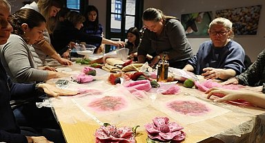 Kadınlar kendilerine yaka çiçekleri yaptı 