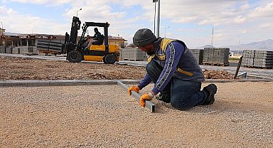 Karaman Belediyesi'nin projelerinden biri olan ve yapımında geri dönüşümden elde edilen materyallerin kullanıldığı Geri Dönüşüm Parkı'nda çalışmalar sürüyor