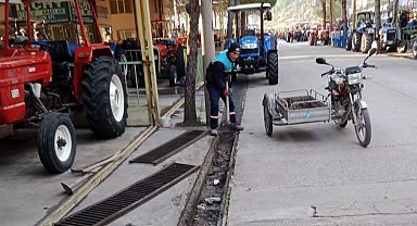 Kırkağaç'ta yağmursuyu ızgaraları temizlendi