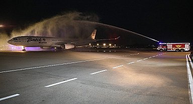 Kuala Lumpur-Sabiha Gökçen seferini yapan ilk uçak Havalimanı'nda törenle karşılandı