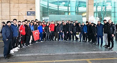 Milli güreşçiler yurda döndü