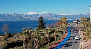 Muratpaşa'da bisiklet yolu yenileniyor