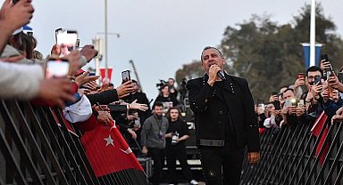 Narlıdere Metrosu'nda Haluk Levent coşkusu