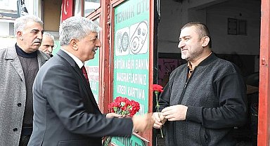 Ömeroğlu, Dilovası'nda sıkmadık el bırakmıyor