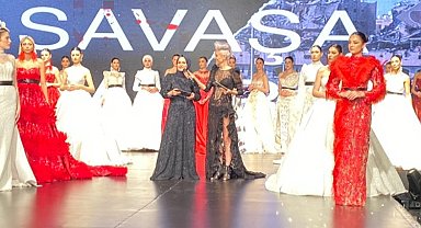 Tuğba Yiğit defilesinde "Savaşa hayır" dediler