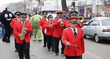 Türkiye'nin en kaliteli zeytin ve zeytinyağı üretim merkezlerinden olan Edremit'te 5. Zeytin Hasat Sonu Meci Şenliği yapıldı