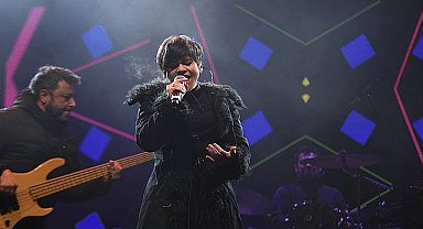 Aydilge şarkıları ve enerjisi ile Bursa'yı salladı