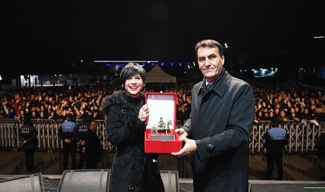Aydilge şarkıları ve enerjisi ile Bursa'yı salladı