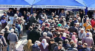 Aydın Büyükşehir Belediye Başkanı Özlem Çerçioğlu, İncirliova'da Ata Tohumlarından üretilen binlerce fidenin dağıtımını yaptı ve esnafla bir araya geldi