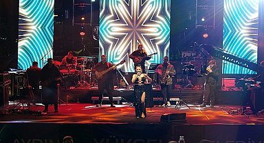 Aydın Büyükşehir Belediyesi, 8 Mart Dünya Emekçi Kadınlar Günü'nde Aydınlıları sevilen sanatçı Melek Mosso ile buluşturdu