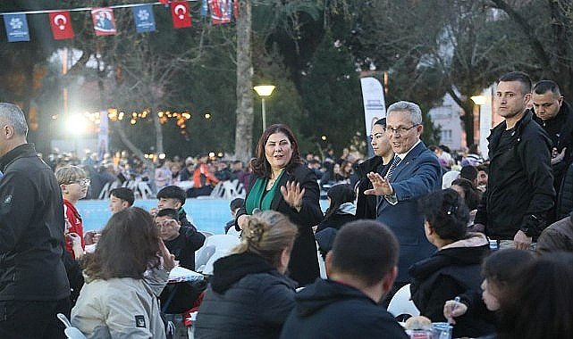 Aydın Büyükşehir Belediyesi'nin kurduğu geleneksel iftar sofraları, binlerce Aydınlıyı bir araya getirmeye devam ediyor
