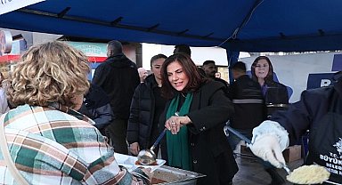 Aydın Büyükşehir Belediyesi tarafından Aydın'ın çeşitli noktalarında kurulan iftar sofraları binlerce Aydınlıyı ağırlamaya, Ramazanın bereketini paylaştırmaya devam ediyor.