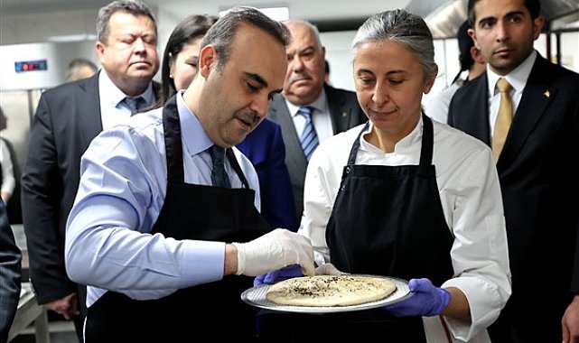 Bakan Kacır, ramazan pidesi yaptı