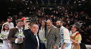 Başkan Böcek AŞT'nin 'Huysuz' oyununu izledi