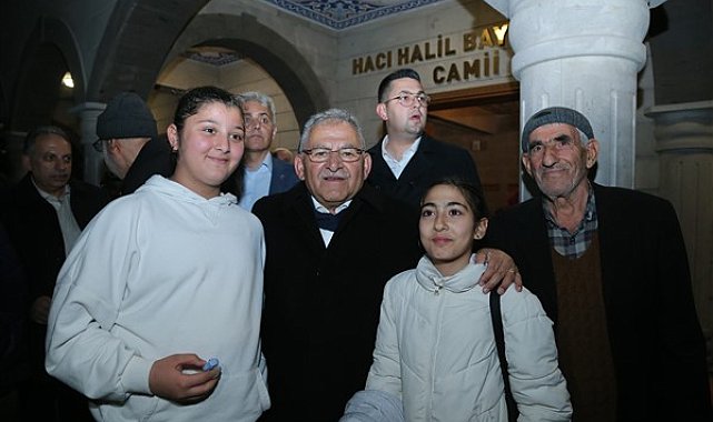 Başkan Büyükkılıç, teravih namazı sonrası vatandaşla buluştu