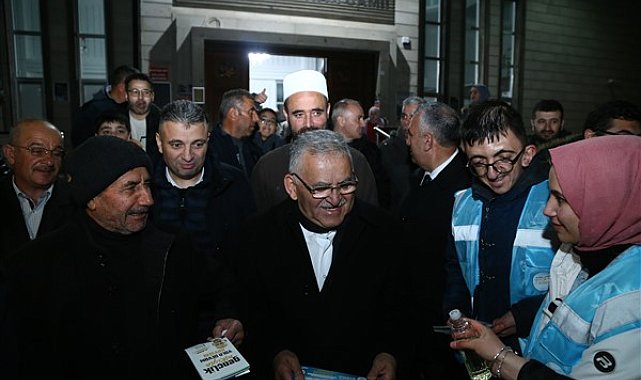 Başkan Büyükkılıç, teravih sonrası vatandaşla buluştu