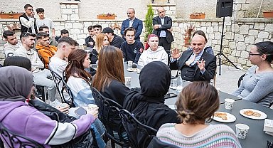 Başkan Soyer, Buca'da 24 saat yaşayan kütüphanede gençlerle buluştu