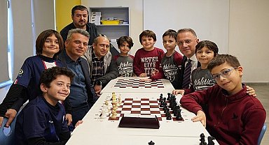 Beylikdüzü Belediye Başkanı Mehmet Murat Çalık, satrançta Türkiye şampiyonu olan 4 sınıf öğrencisi Onur Hışır'ı okulunda ziyaret etti