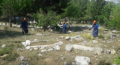 Büyükşehir'den Bayram Öncesi Mezarlık Temizliği