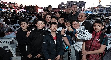 Çerçioğlu, Atatürk Kent Meydanı'ndaki İftarda Vatandaşlarla Bir Aaraya Geldi