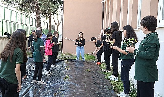 Çilek ve marul dikerek tarımla tanıştılar
