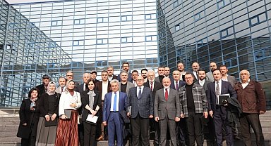 Çolakbayrakdar'dan meclis üyelerine plaket