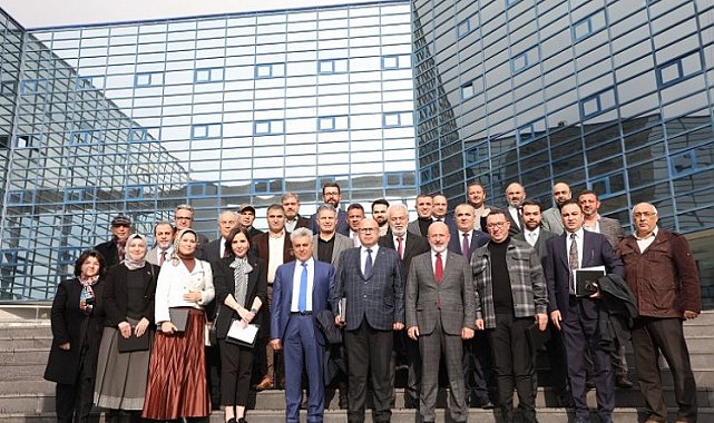 Çolakbayrakdar'dan meclis üyelerine plaket