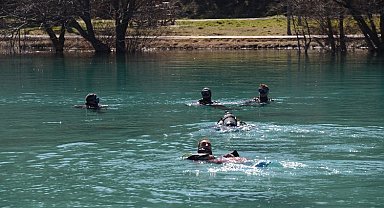 Dalgıçlar Orduzu Göleti'ni temizliyor