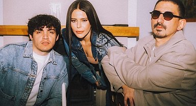 Dev kadrodan efsane şarkı