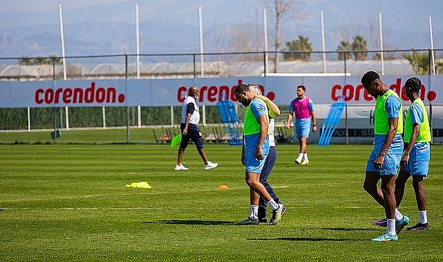 Dick Advocaat'ın çalıştırdığı Curaçao Futbol Milli Takımı, Corendon sponsorluğunda Titanic Deluxe Golf Belek'te