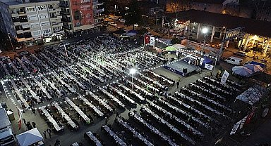 Efes Selçuk Belediyesi Ramazan ayının ilk gününde iftar sofrası kurarak toplumsal dayanışma örneği gösterdi