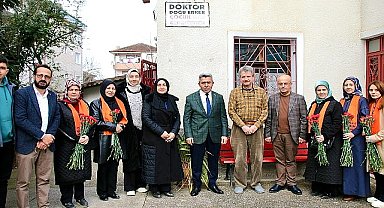 Erol Ölmez'den sağlıkçılara karanfil