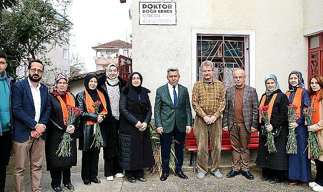 Erol Ölmez'den sağlıkçılara karanfil